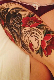 Modello di tatuaggio ragazza coscia fiore corvo