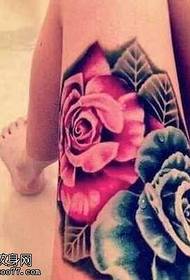 Patrón de tatuaje de rosa encantadora de piernas