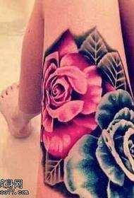 Gambe incantevule tatuu di mudellu di tatuate di rosa