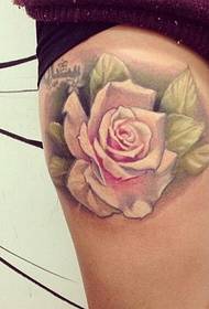 vrouwelijk been rose tattoo patroon