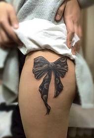Immagine del tatuaggio dell'arco 3D nella coscia