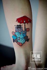 Motivo tatuaggio Totoro con gambe nell'ombrello