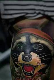 tatuatge de tatuatge animal de colors amagat a la cuixa