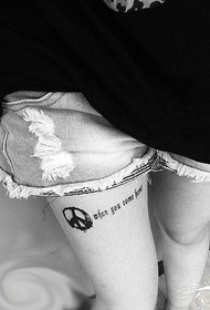 symbole anti-guerre de jambes de fille avec l'image de tatouage de lettre