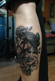 czarno-białe kwiaty i konie w połączeniu z obrazem tatuażu nóg