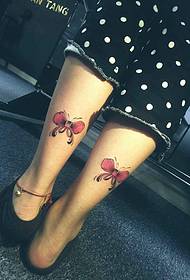 smukke tatoveringsbilleder på begge sider af benene