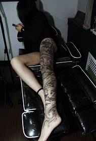 modello di tatuaggio drago ragazza gamba prepotente fiore