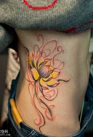 Side taille man lotus tattoo patroon