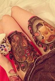 una serie di graziosi tatuaggi totem nella gamba