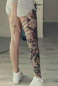 長い脚の姉妹黒灰色の花脚タトゥー画像