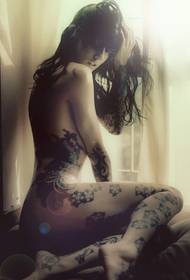 Tatuaggio floreale alternativo sexy ragazza europea
