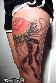 Modello di tatuaggio di meduse sulla gamba