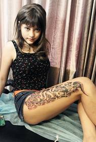 tatuaggio unico squisito squisito d'avanguardia della coscia della ragazza