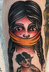 Patrón de tatuaxe de nena en becerro