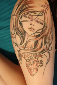 Audrey Kawasaki-tatoeage aan de zijkant van de dij