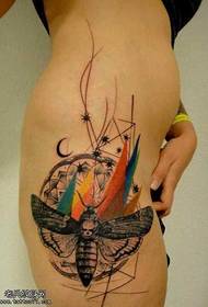 Modellu di tatuaggi di moth sexy leg
