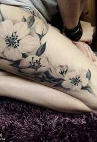 脚の黒と白の梅の伝統的なタトゥーパターン