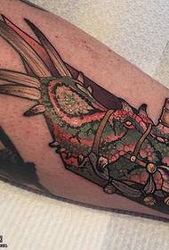 Wzór tatuażu krokodyla na nodze