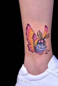 çıplak ayak üzerinde çalışkan bir arı dövme dövme