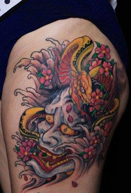 ženski stegno barva prajna tattoo vzorec