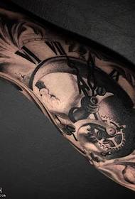Motivo per tatuaggi con ingranaggi al polpaccio
