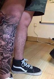 O tatuaje do becerro en branco e negro tatuaje de dragón mal é moi dominador