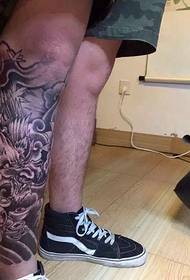 sephutheloana sa namane e ntšo le e tšoeu ea tattoo ea drakone e thata haholo