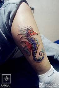Blauzdos spalvos drakono tatuiruotės modelis