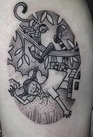 Menina padrão de tatuagem tocando na coxa