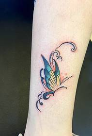 slika cvjetnog leptira tetovaža ostaje u teletu