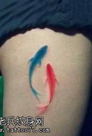 Gražus mėlynos ir raudonos auksinės žuvelės tatuiruotės modelis ant kojų