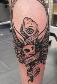 Tatuaggio a pugno perfetto sul polpaccio