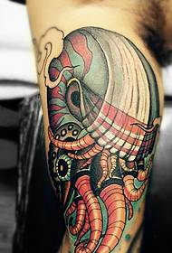 alternatywne kolorowe tatuaże totemowe opadające na łydkę