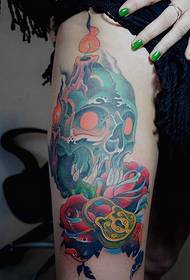 tatuaxe perna beleza cráneo corazón tatuaje de rosa
