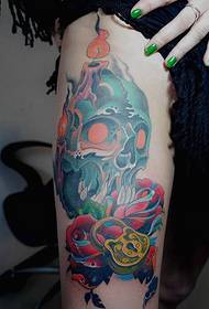 tatuaggio di bellezza gamba teschio cuore blocco rosa