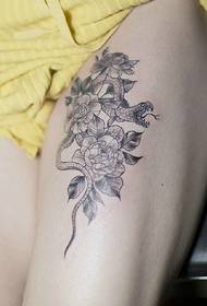 Tatuaje de deusa coxa fresco e natural tatuaje de flores naturais