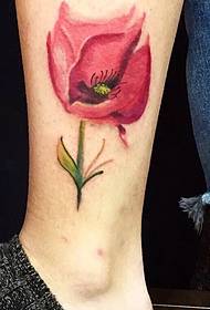 een mooie bloemtattoo-foto aan de buitenkant van het kalf