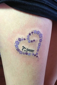 beauté sur la cuisse Modèle de tatouage d'amour exquis