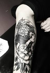 një fotografi delikate me lule të zezë dhe të bardhë tattoo tatuazh për këmbët