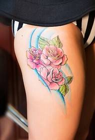 бедро красива розова татуировка модел