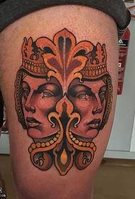 Motif de tatouage déesse couronne cuisse