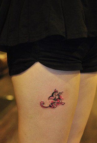 immagine di tatuaggio di gatto totem piccolo e carino di gamba di donna