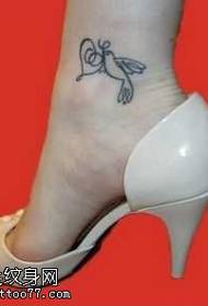 Wzór tatuażu małego gołębia