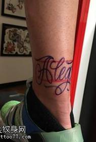 Mtindo wa tatoo la maua ya maua kwenye ndama