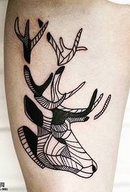 Tetovaža na glavi jelena sa teletom