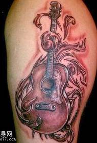 Padrão de tatuagem de guitarra feliz perna