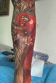 tatuaggio di dissolvenza di fiori di koi ricco molto accattivante
