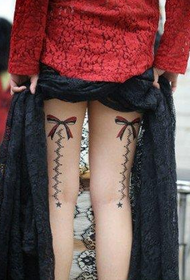 imagine de tatuaj delicat și din dantelă pe picior