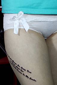 dívka stehna dopis tetování