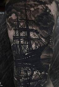 Modello di tatuaggio di barca a vela con inchiostro gamba